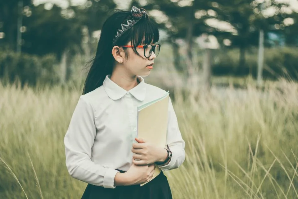 Học sinh cấp hai với sách vở trên tay