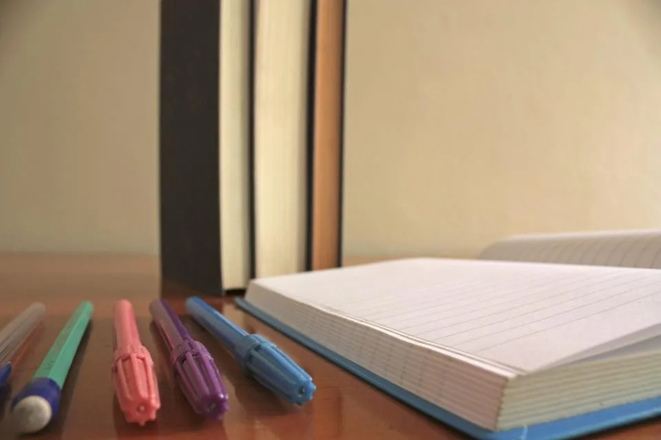 Bút và vở dùng luyện tập Toán mỗi ngày